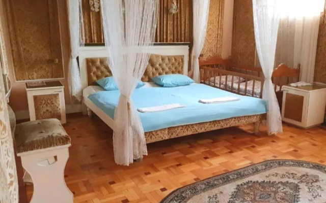 Classic Apartment on Kievyan