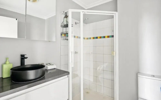 Central 3-bed Apartment in Vibrant Melbourne