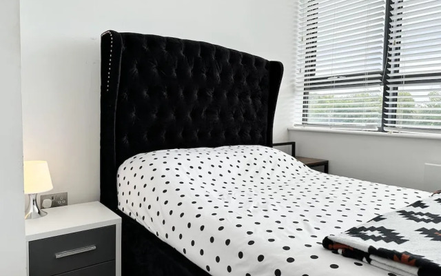 Condo Apartment With Workspace
