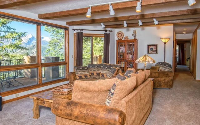 Cedar Lower Luxury Vacation At Windcliff 2 Bedroom Home by RedAwning