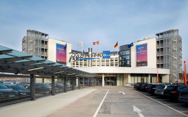 Отель Radisson Blu Hamburg Airport Гамбург