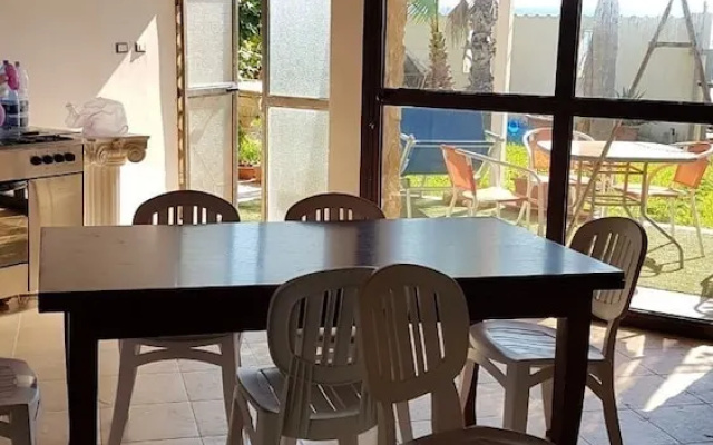 Villa rosa fronte mare