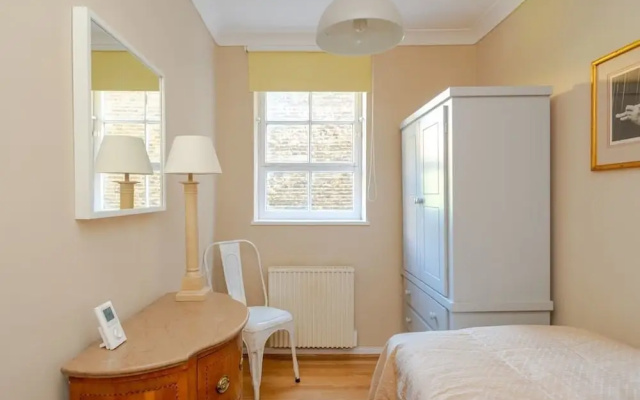 Lovely 2BR Home in Battersea W/parking, 3 Guests!