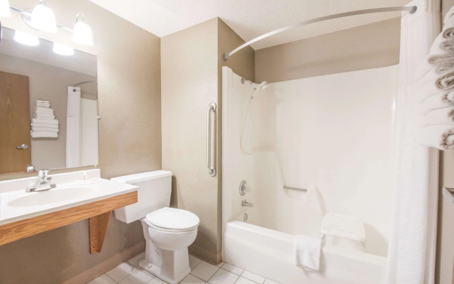 Super 8 by Wyndham Jamestown