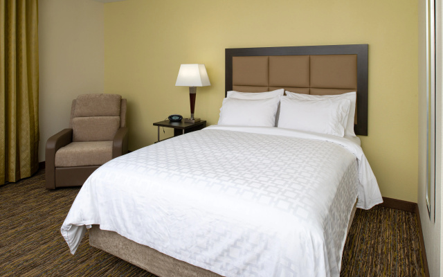 Candlewood Suites Olathe by IHG