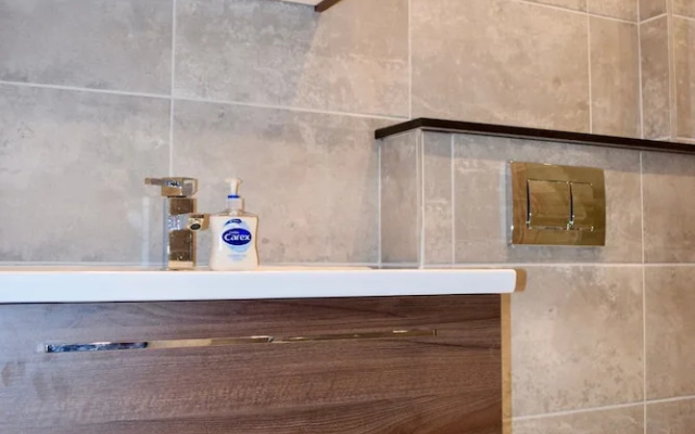 2 Bedroom Apartment Near the Aviva