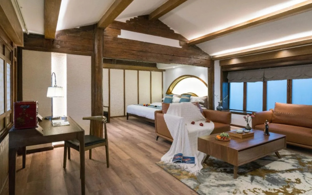 Lize Graceland Artistic Suite Inn