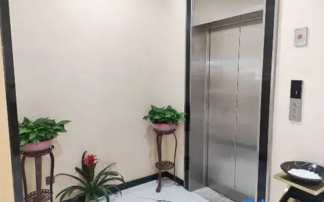 Seman Hotel (Qingdao Jinggangshan Road Subway Station)