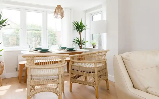 Mariners Stylish Beachside Getaway With Sea Views