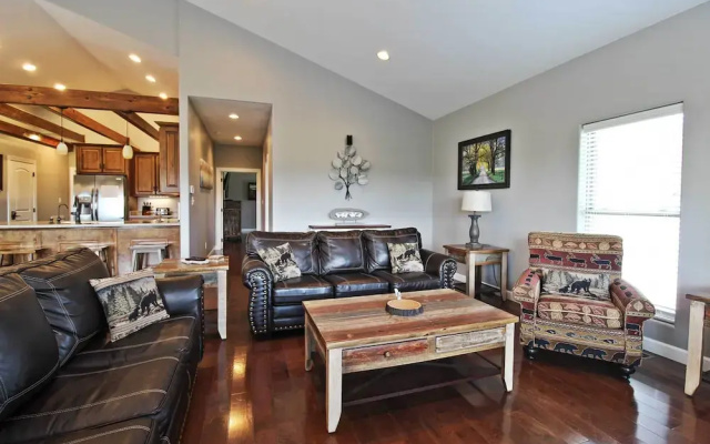 Hot Tub & Game Room! Group-ready Smokies Cabin