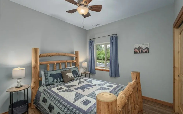 Bearfoot Chalet 3 Bedroom Home by NW Comfy Cabins