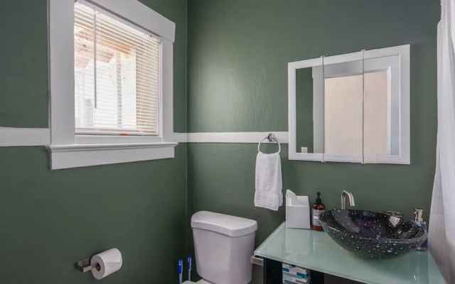 Cozy 2BR Home near Roosevelt Row by WanderJaunt