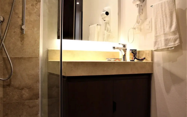Chic Jungle 2 BR Condo by Happy Address