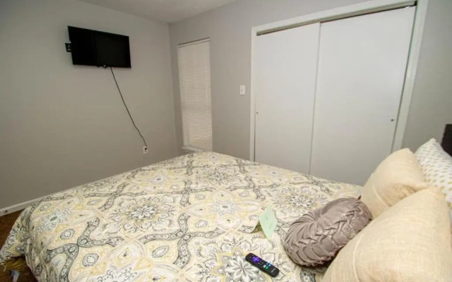 House - Sleeps 9 - Parking - Patio