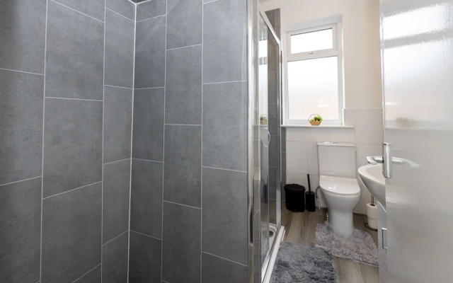 Charming 4-bed Guest House in Salford