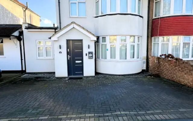 Harrow Family Home with Garden & Drive