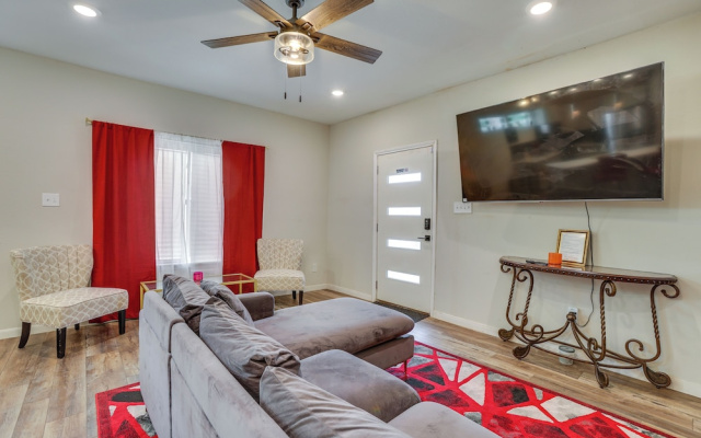 Sleek & Central! Houston Stay Near Med Center