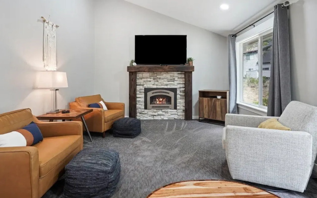 2 Killdeer Home features Private Hot Tub and Bikes to Explore Sunriver by RedAwning