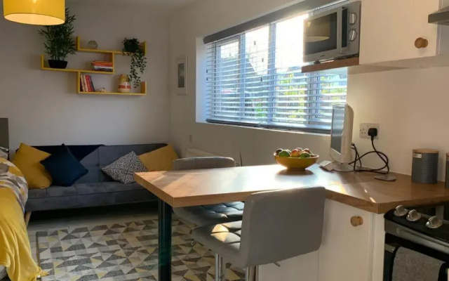 The Beehive - Self Contained Studio by the Sea (Adults Only)