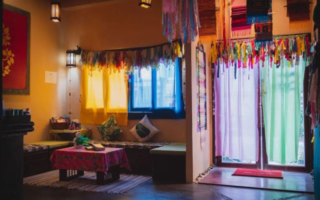 Indy Hostel at Maenam