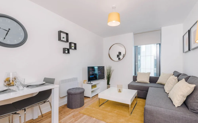 Contemporary 1 Bed Apartment Media City
