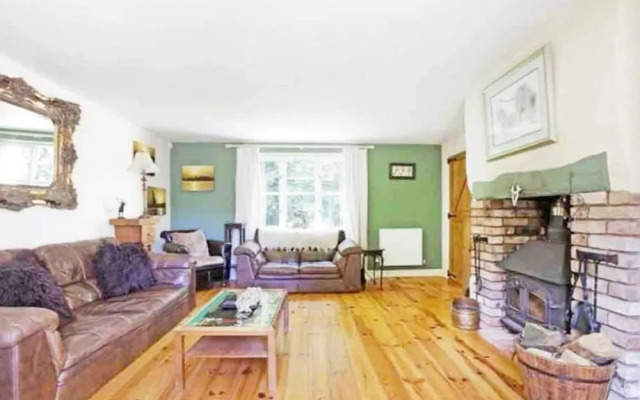 5-bed Home - Sleeps 12, Pool, Garden & Play Area