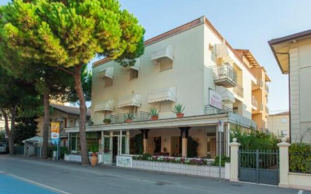 Hotel Benvenuti Гаттео-а-Маре вид на фасад