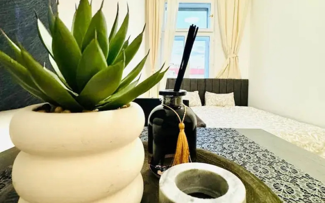 Stylish 4BR Apt Near Westbahnhof