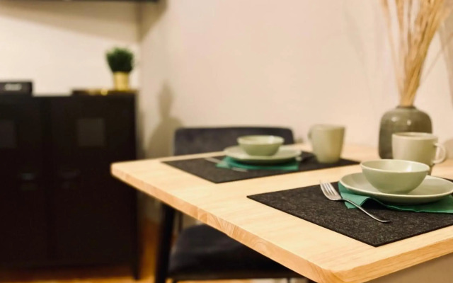 Saniertes Studio mit Balkon, WLAN, Netflix & Küche in City-Nähe