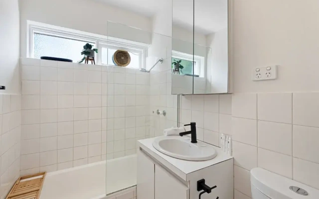 Contemporary 1-bed Unit Near Chapel St