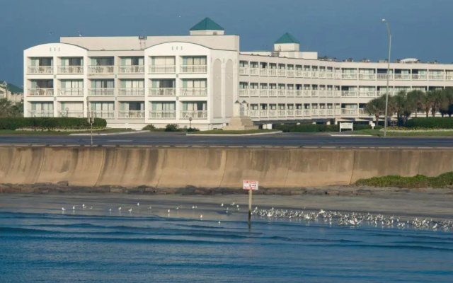 Casa Del Mar Beachfront Suites
