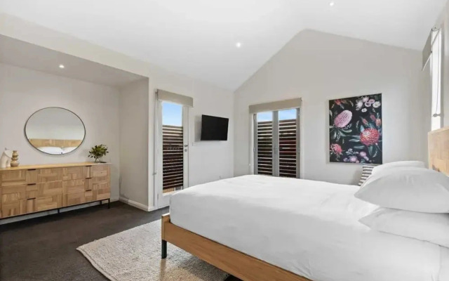 Chic 2-bed Home By Bustling Shops