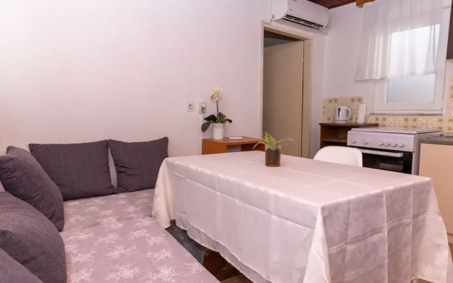Old house with terrace - for guests on a budget