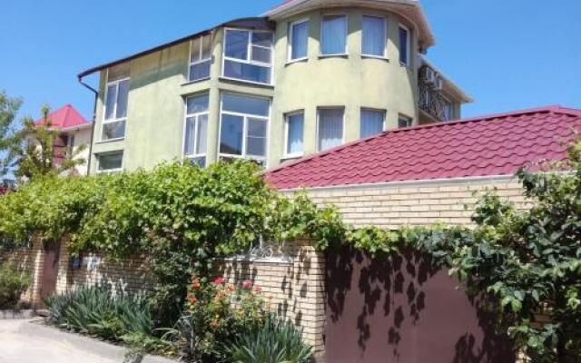 Гостиница Guesthouse Lotos в Анапе отзывы, цены и фото номеров - забронировать гостиницу Guesthouse Lotos онлайн Анапа вид на фасад