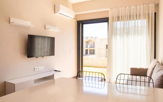 Charming Flat near Sea with Shared Pool in Cesme