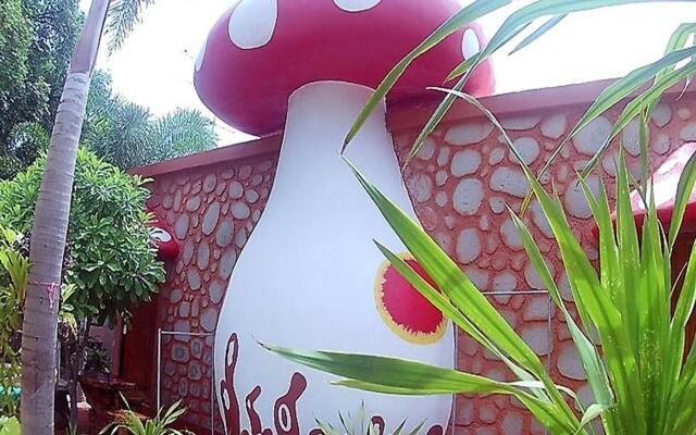 Отель Mushroom House Kohlarn вид на фасад