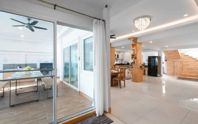 Luxury Pool Villa 6BR