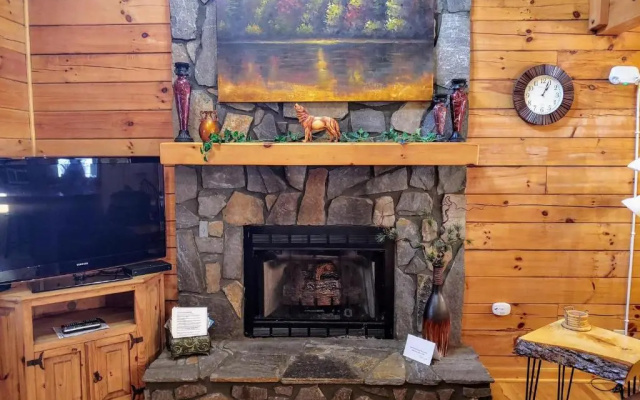 Red Wolf Cabin in Maggie Valley