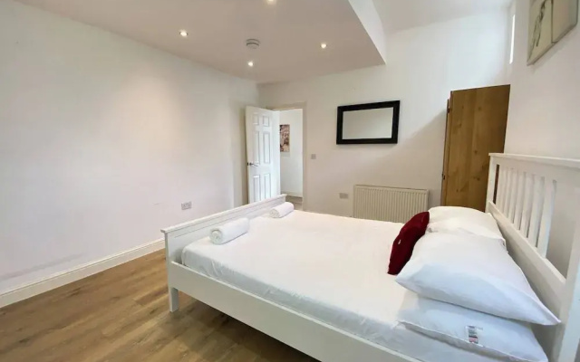 Cozy Croydon Apartment With Central Heating & Free Parking