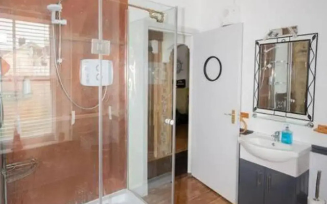 Quirky Apt - Sleeps 6 - Coastal Area - Parking