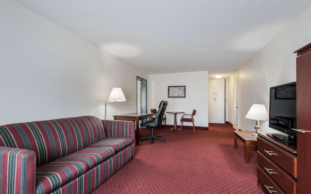 Econo Lodge Inn & Suites Chambersburg Central