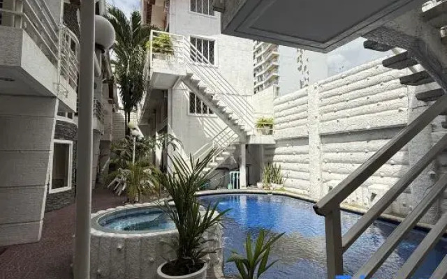 Kandi Suites Luxury 2 BR Private Jacuzzi Free Housekeeping