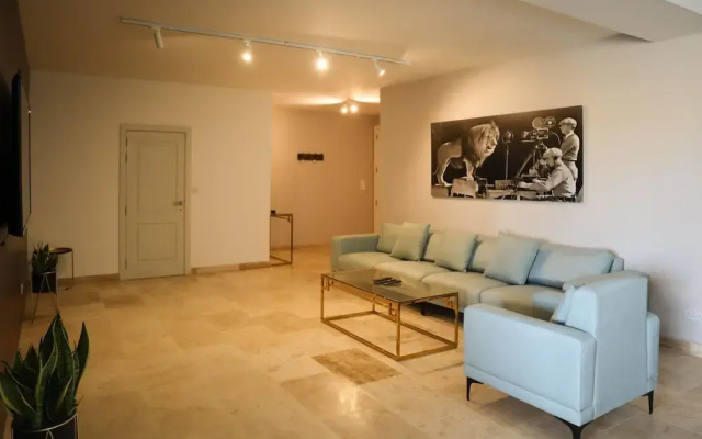 Comfortable Home With hot tub and Communal Pool