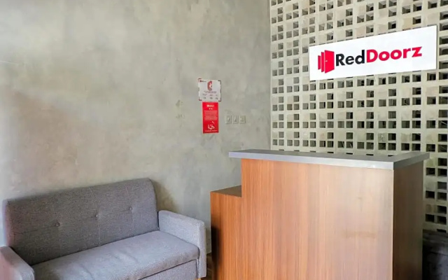 RedDoorz  near Trans Studio Mall Cibubur 3