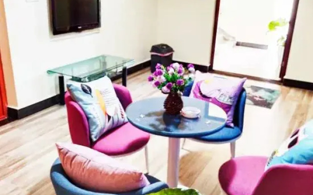 Hongliang Homestay (Jingdezhen Taoxichuan 1 Branch)(洪亮民宿(景德镇陶溪川1店))