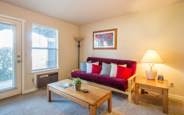 Comfortable 09 Lodge Condo Minutes Away from Downtown Hood River by RedAwning