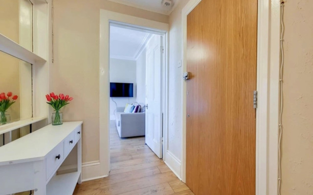 Apartment w Workspace in Ealing