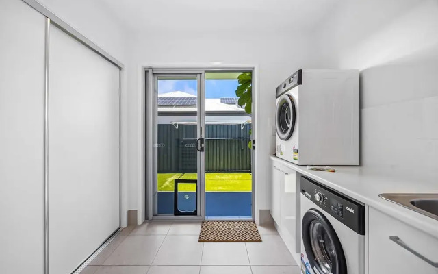 Premium 4-bed Coastal Escape With BBQ and Pool