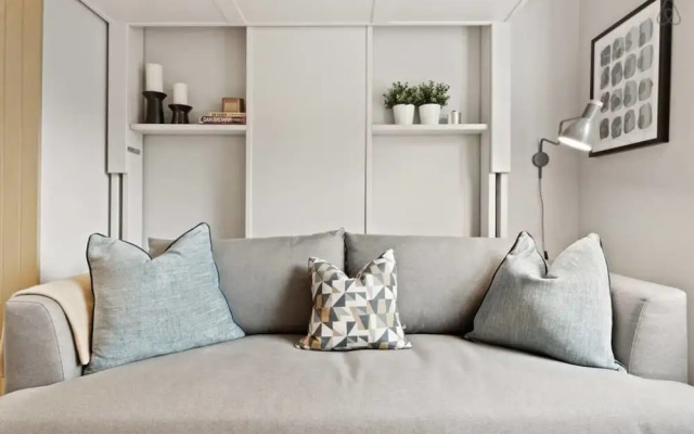 Contemporary Studio W/suspended Bed in Camden Town