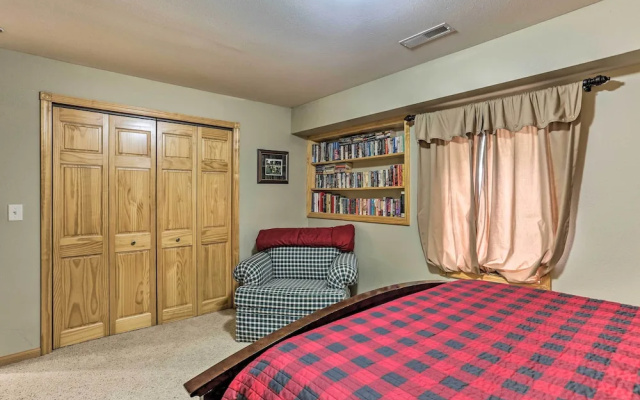 Spacious Lead Getaway w/ Private Hot Tub & Deck!